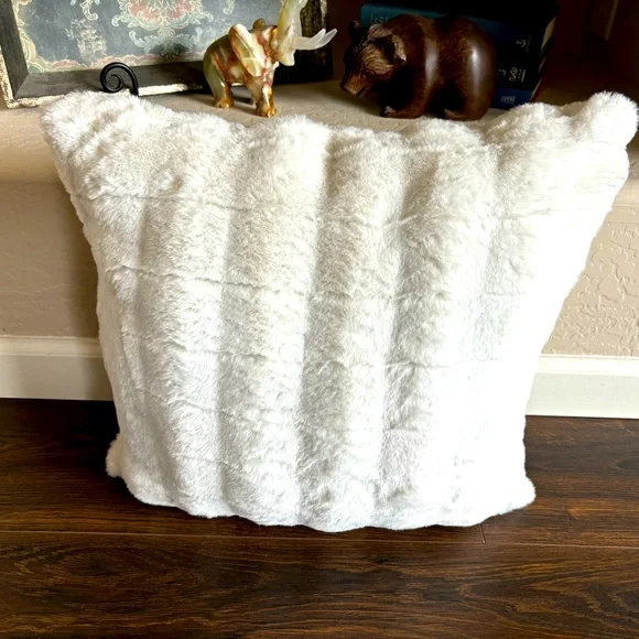 Faux fur pillow. - Picture 1 of 5